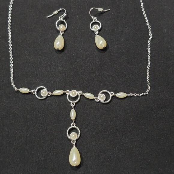 AVON Necklace and Earrings Set - Picture 1 of 3